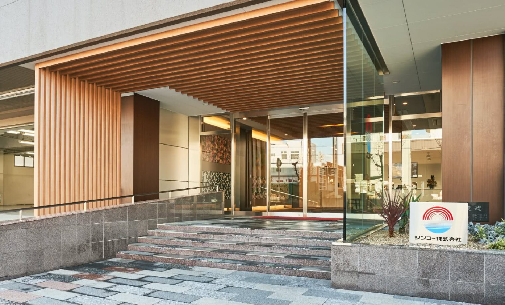 本社ビル入り口